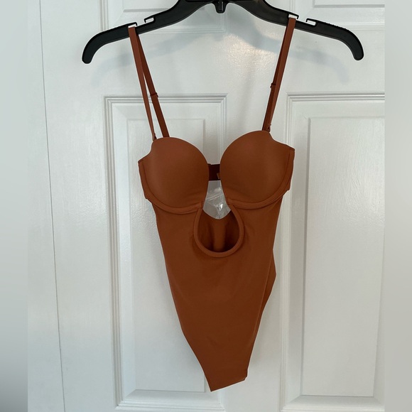 SKIMS Deep Plunge Shapewear Bodysuit | Bronze - Picture 6 of 16